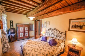 5 bedrooms, iron/ironing board, free WiFi, bed sheets