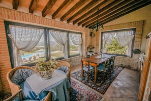 Dining - Villa with private pool and air conditioning. At 10km from Todi, 3km village (Collazzone)