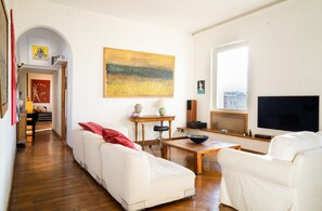 Smart TV, DVD player, books, stereo