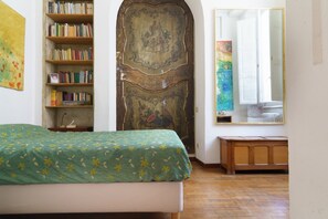 2 bedrooms, iron/ironing board, travel crib, free WiFi - Unique view in Trastevere.Terrace,AC, Bright,1300 sqft, 5th floor, lift, 6peopl  (Roma)