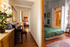 2 habitaciones, tabla de planchar con plancha y cuna de viaje 