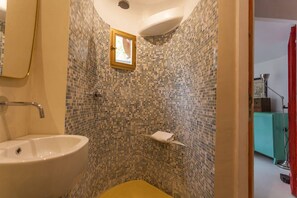 Bañera con ducha, secador de pelo, toallas, jabón