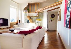 Smart TV, lettore DVD, libri, impianto stereo