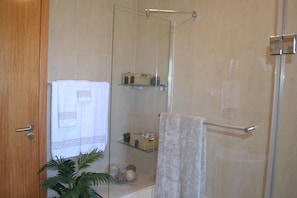 Dusche, Haartrockner, Bidet, Handtücher