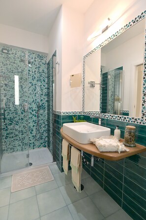Douche, séchoir à cheveux, bidet, serviettes fournies