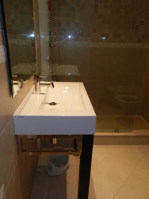 Badewanne, Bidet, Handtücher