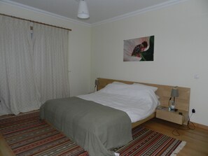 2 slaapkamers, een strijkplank/strijkijzer, internet, beddengoed