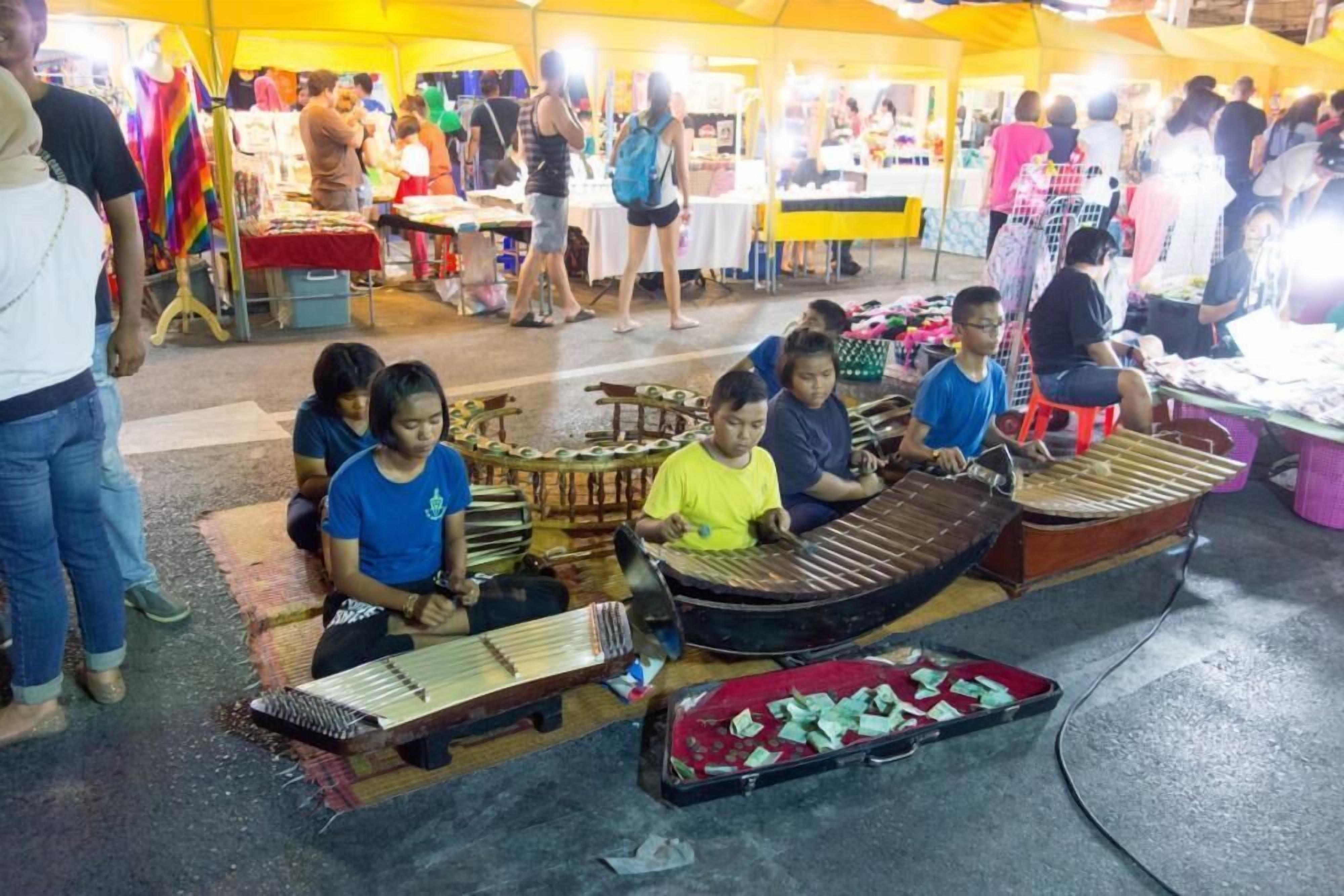 Foto - ROYAL PINEAPPLE HOTEL l a welcome to wealth and good fortune