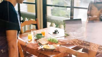 2 restaurants, breakfast served