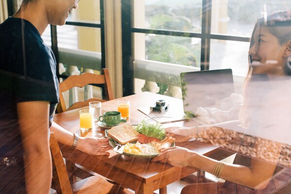 2 restaurants, breakfast served