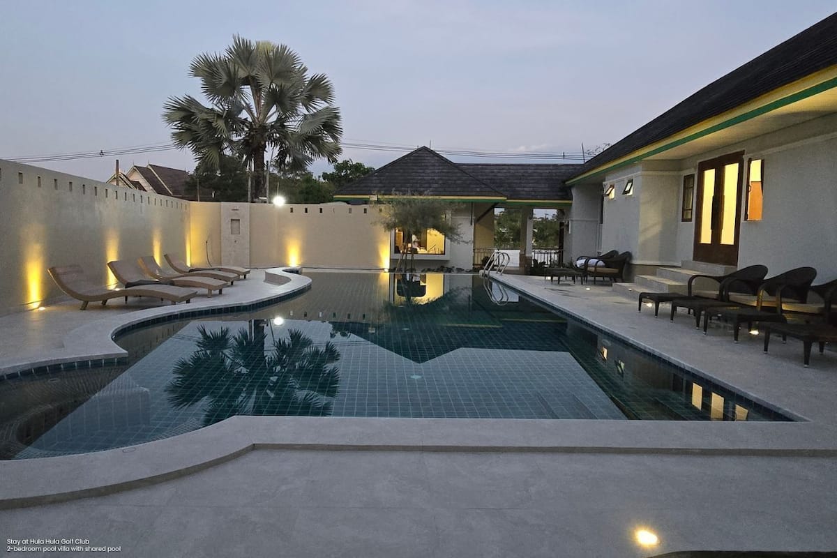 2-bedroom pool villa with shared pool | Dundyner, safe på rommet, blendingsgardiner og strykejern/-brett