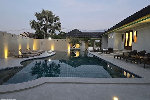 Villa with Private Pool | Couette en duvet d'oie, coffres-forts dans les chambres