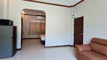 1-bedroom pool villa with shared pool | Área de estar | TV LCD