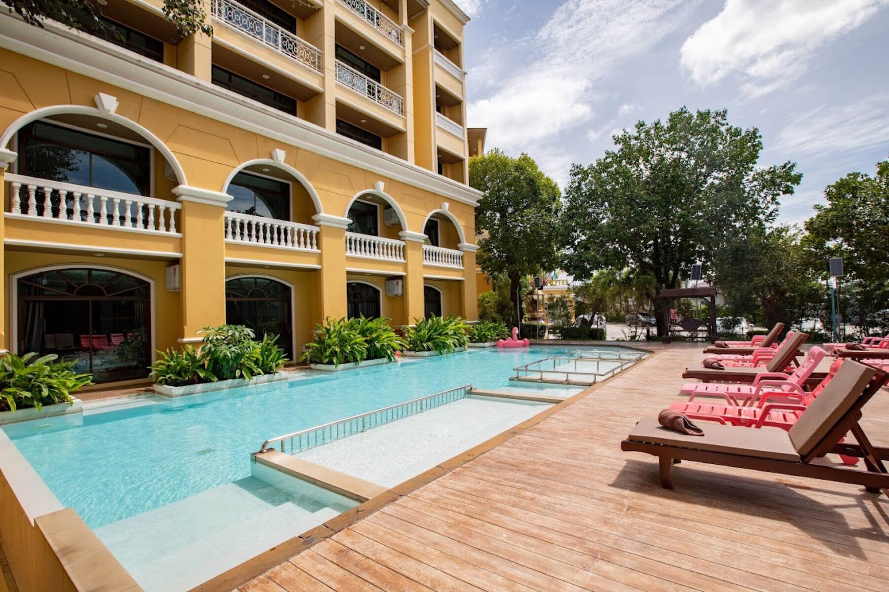 Foto - ROYAL PINEAPPLE HOTEL l a welcome to wealth and good fortune