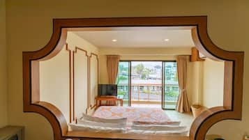 Cubrecamas, caja de seguridad en la habitación y cortinas blackout