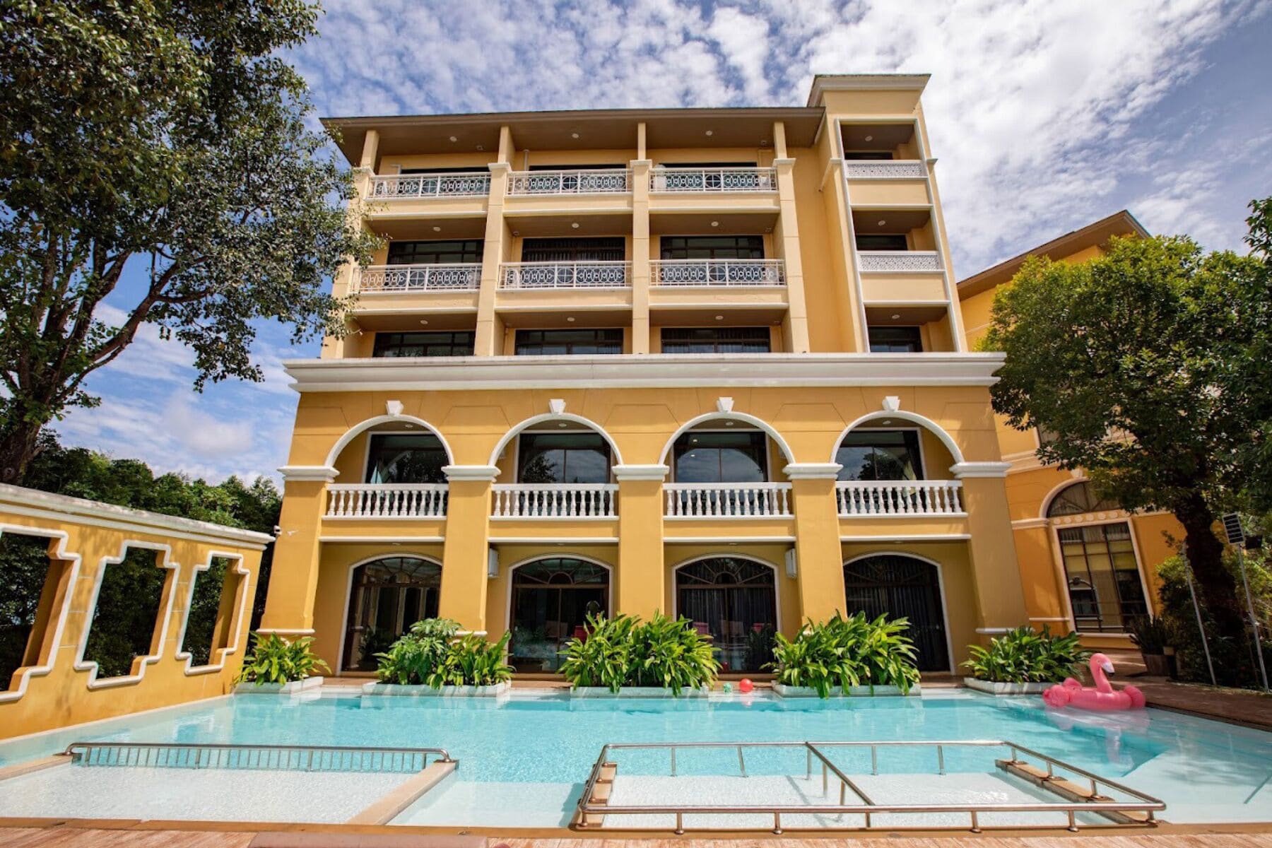 Foto - ROYAL PINEAPPLE HOTEL l a welcome to wealth and good fortune