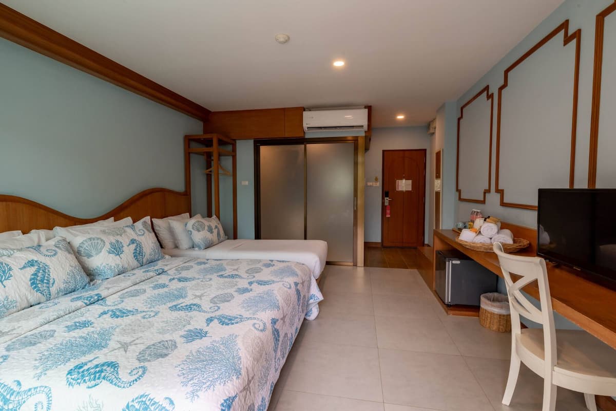 1 bedroom, down duvets, in-room safe, blackout curtains