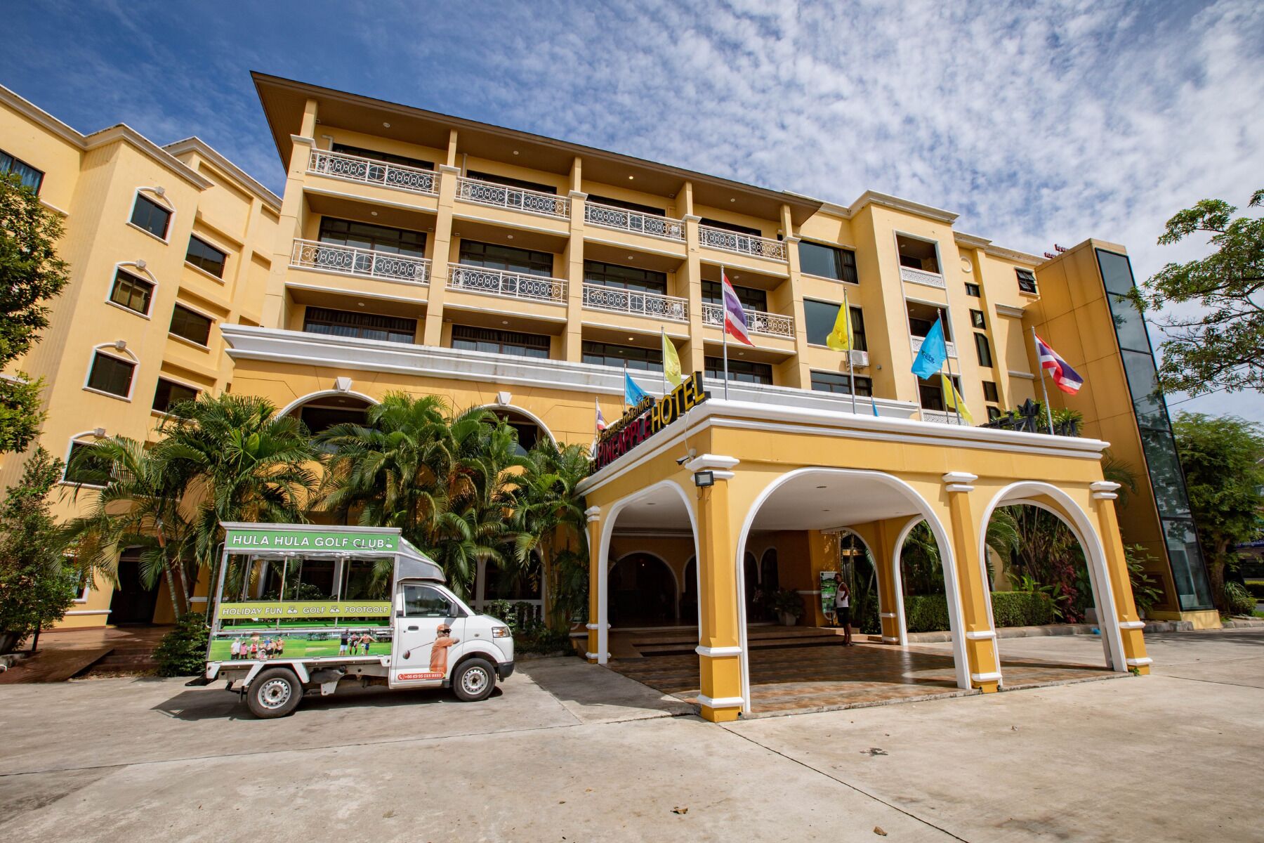 Foto - ROYAL PINEAPPLE HOTEL l a welcome to wealth and good fortune