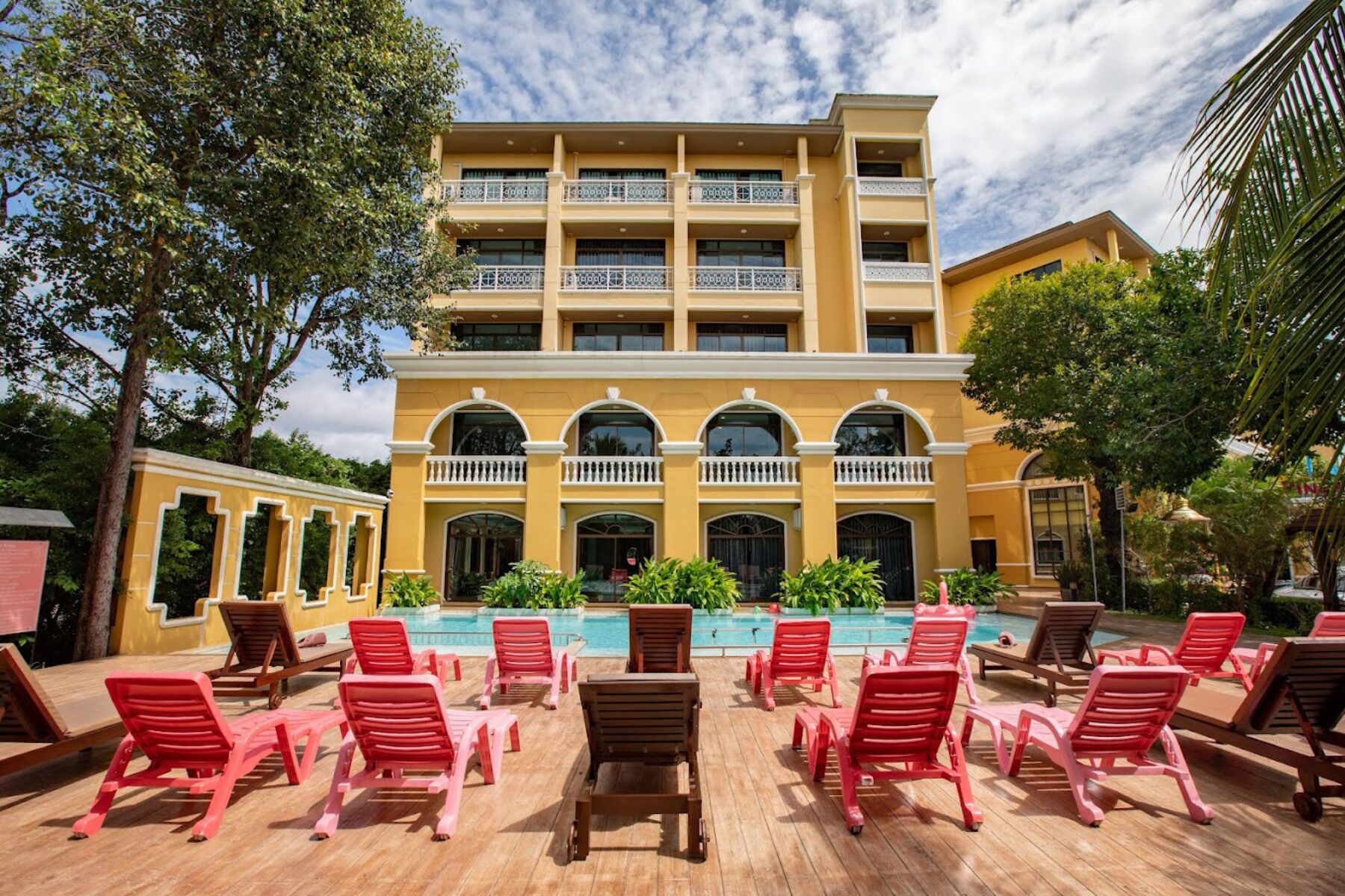 Foto - ROYAL PINEAPPLE HOTEL l a welcome to wealth and good fortune