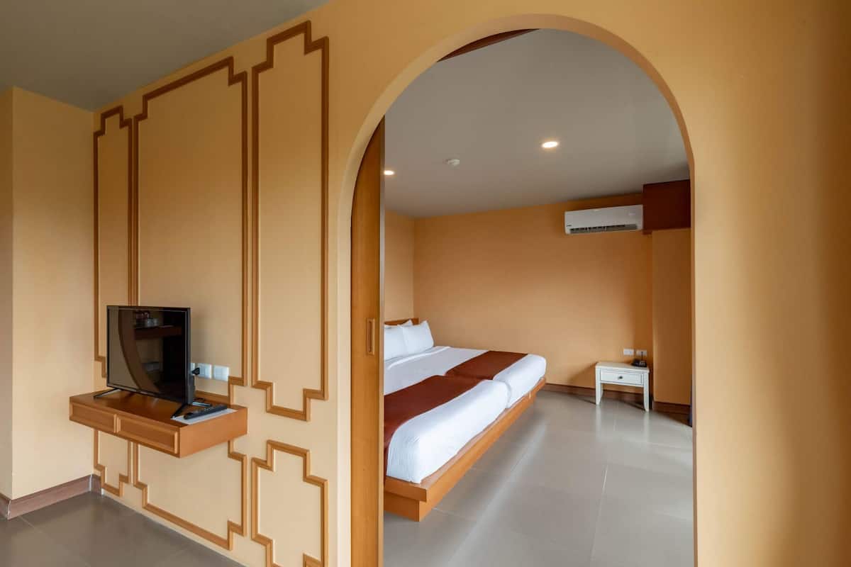 1 bedroom, down duvets, in-room safe, blackout curtains