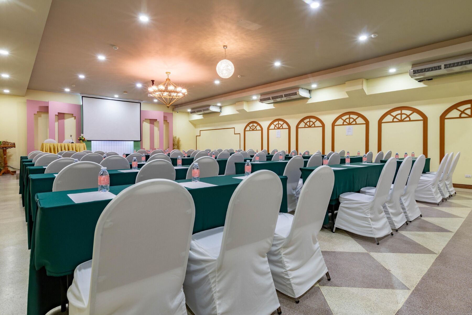 Foto - ROYAL PINEAPPLE HOTEL l a welcome to wealth and good fortune