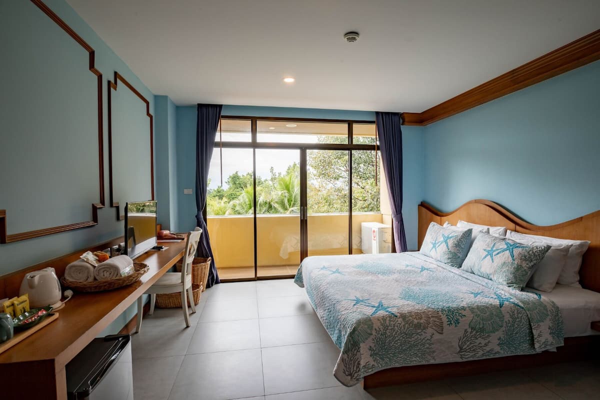 1 bedroom, down duvets, in-room safe, blackout curtains