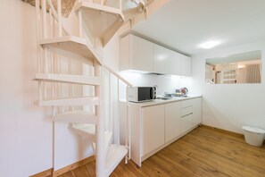 Een koelkast, een magnetron, een kookplaat