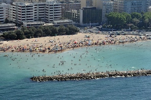 Una spiaggia nelle vicinanze