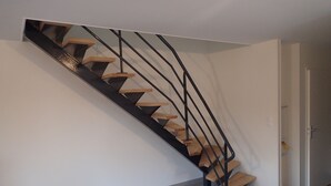 Eine moderne Treppe mit Holzdielen und schwarzen Metallgeländern.