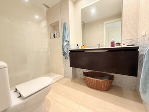 Bathtub, hair dryer, bidet, towels
