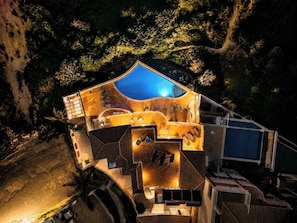 A modern house with a swimming pool, multiple outdoor seating areas, and a large deck. - Simply Salema: Casa das Estevas, Beach Villa (Salema)