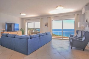 Smart TV, fireplace, ping pong, stereo