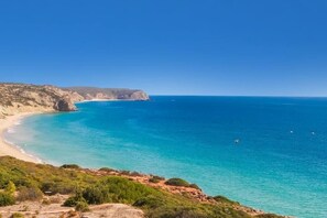 On the beach - Simply Salema: Casa das Estevas, Beach Villa (Salema)