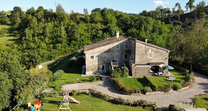 Cottage Arcobaleno detached farmhouse with big private garden and shared pool