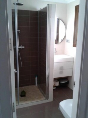 Bathtub, towels, toilet paper