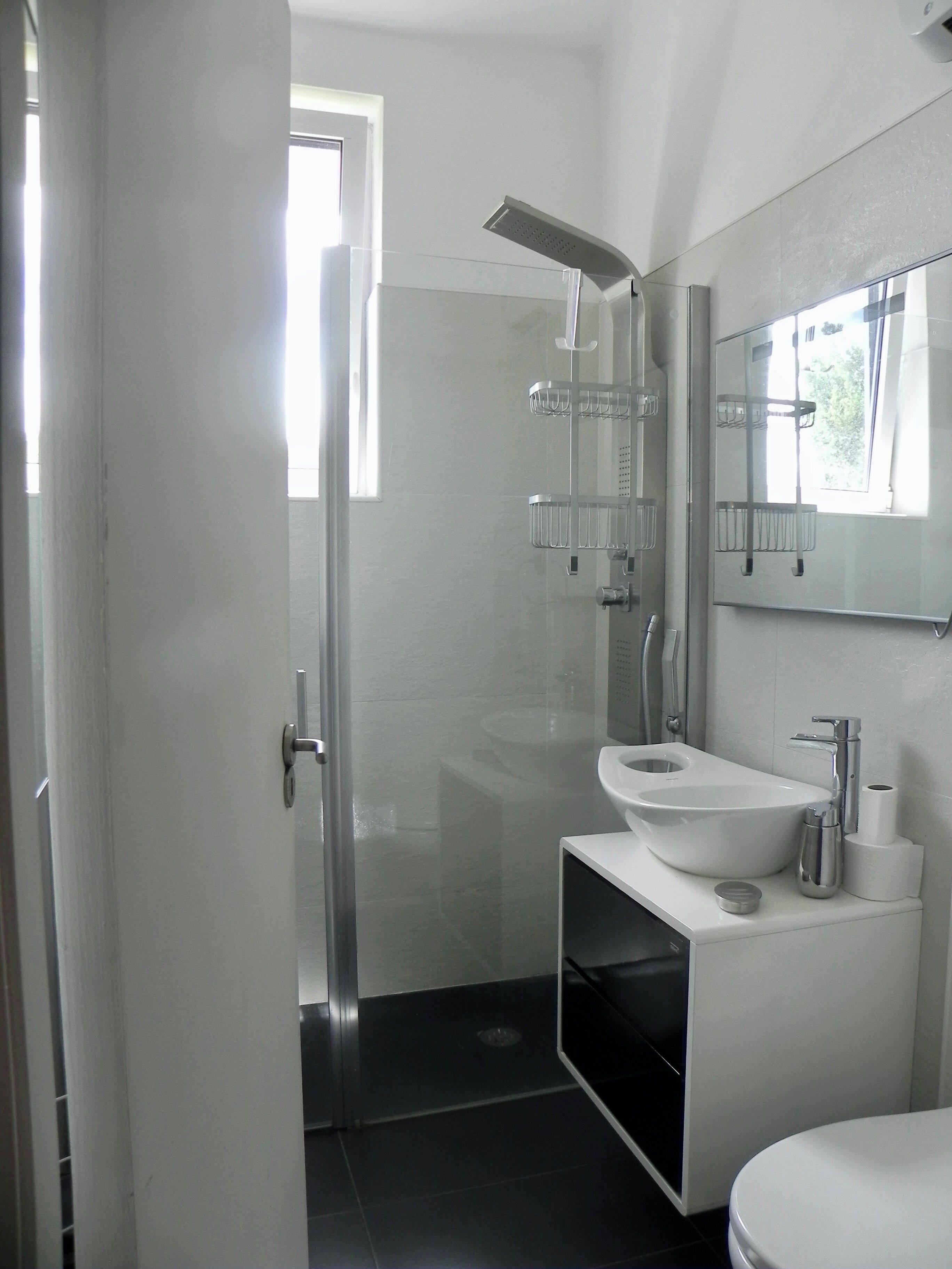 Bañera, secador de pelo y toallas