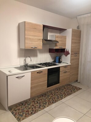 Fridge, oven, stovetop, coffee/tea maker