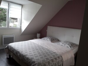 6 bedrooms, desk, iron/ironing board, free WiFi