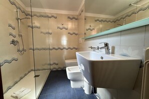 تجهيزات دش، مجففات شعر، مراحيض شطف، مناشف