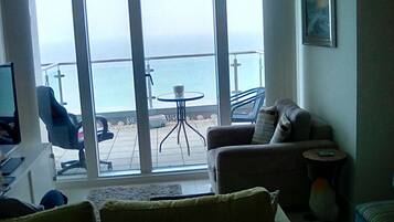 Smart-tv, dvd-afspiller, bøger, musikbibliotek