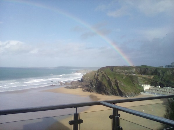 On the beach - Rocklands studio with incredible views across the sea and beaches and cliffs (newquay. cornwall)