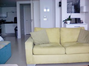 TV connectée, lecteur de DVD, livres, médiathèque