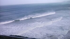 A beach with waves crashing onto the shore. - Rocklands studio with incredible views across the sea and beaches and cliffs (newquay. cornwall)