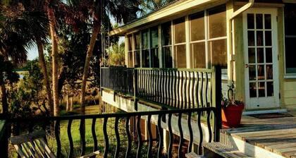 Peaceful Waterfront Home, Daily Sunset, Dock, 3 Min to Boat ramp & Gulf Access