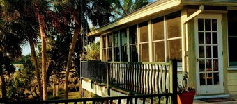 Peaceful Waterfront Home, Daily Sunset, Dock, 3 Min to Boat ramp & Gulf Access