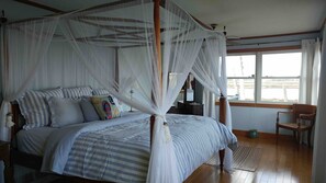 4 bedrooms, desk, iron/ironing board, free WiFi