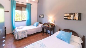 3 habitaciones, tabla de planchar con plancha y cuna de viaje 