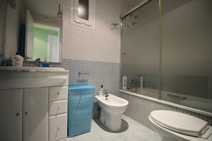 Bañera, secador de pelo, bidé y toallas