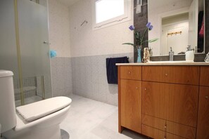 Bathtub, hair dryer, bidet, towels