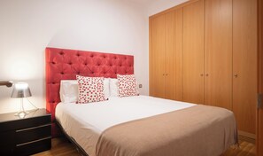 3 Schlafzimmer, Schreibtisch, Bügeleisen/Bügelbrett, WLAN
